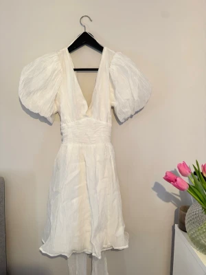 Studentklänning  - Super fin klänning ifrån Gina tricot, knyte bak i ryggen vilket är en så fin detalj. Passar perfekt till student eller skolavslutning 💕