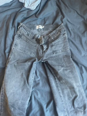 Svarta jeans från 157  - Säljer ett par svarta jeans från 157 med flare stora framfickor. Jeansen har klassisk femficksdesign och är tillverkade i denim med lätt tvättad look. Perfekta för en avslappnad och trendig stil. Kontakta gärna❤️ köpta för 400