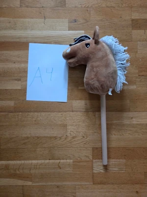 Käpphäst-Hööks - Nelly är nu tillsalu! Pinnen medföljer. Obs! Pannluggen är klippt. Pris kan sänkas.