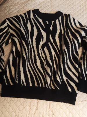 Eye-catching jumper - Classic black and white in colour,  with its unusual patter this jumper comes from Damu Flushi. Cool and cosy. Measurements on pictures. I think itis size XL.
