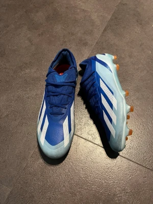 Adidas Crazyfast 1.0 - Storlek 39 1/2 väldigt bra skick, Finns i Stockholm Tullinge