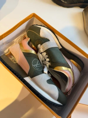 Sneakers - Snygga sneakers i Storlek 39, helt. Nya