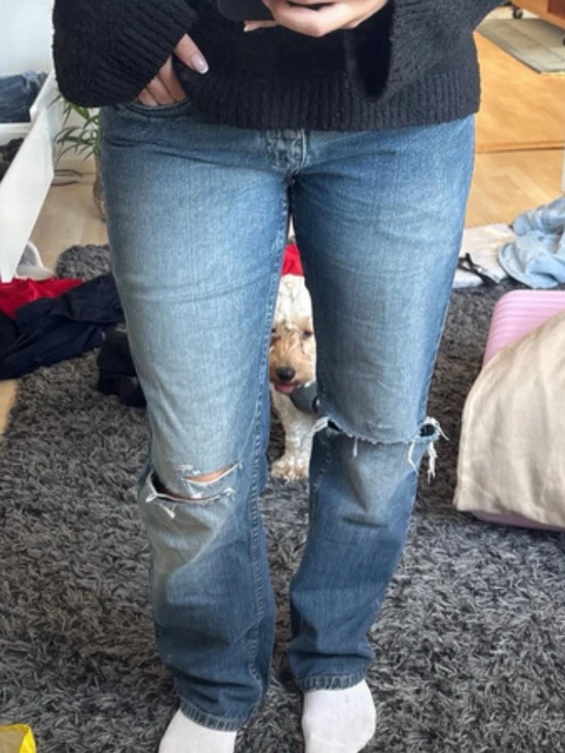 Blå raka jeans med slitningar