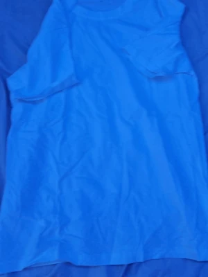 Vit basic t-shirt i bomull - En klassisk vit t-shirt från BASIC i storlek M. T-shirten har rund halsringning och korta ärmar, perfekt till alla outfits. Tillverkad i mjuk bomull för en skön känsla hela dagen.