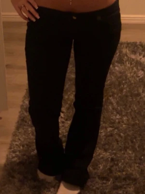 svarta jeans - så snygga svarta jeans från weekday, modellen cheap monday💘storlek 29/32