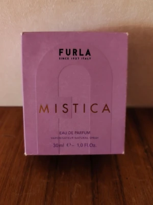 Furla Mistica Eau de Parfum 30ml - Furla Mistica Eau de Parfum 30 ml, mycket litet använt. Jag går igenom min parfymgarderob av de som har blivit försummade. En kvinnlig doft med noter av hallon, lime, peppar och framför allt ros!!! 