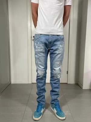 Replay Anbass Jeans  - Säljer nu dessa Replay Anbass Jeans med snygga slitningar i populär design, W33 o L32, skriv för fler bilder/frågor🙌🏼