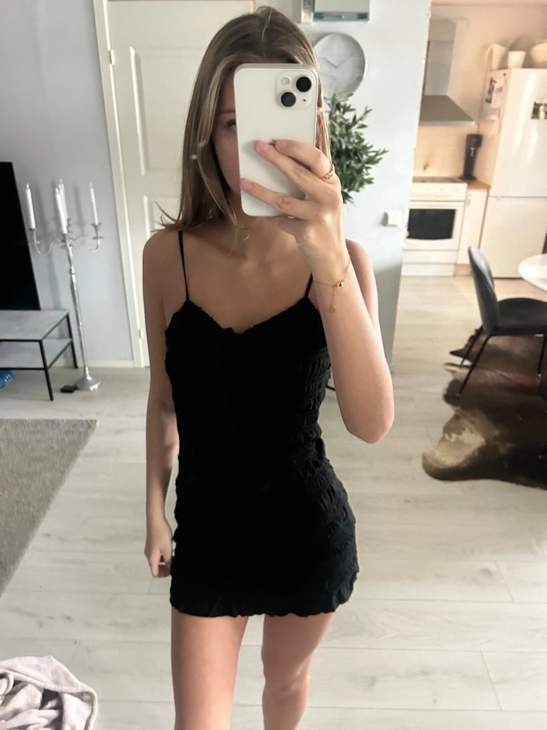 Svart kort klänning med smala axelband - 1