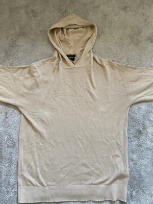 Massimo dutti stickadhoodie - Hur sjukt snygg är inte denna tröja. Det bästa är att den bara kostar 300 kr. Tröjan är i materialet bomull. Massimodutti Hoodien är i storlek M. Och mått kan lösas om du vill ha. 
