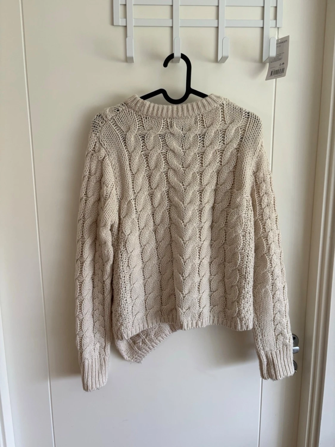 Beige kabelstickad tröja - 4