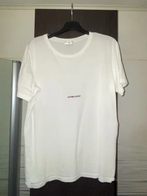 Yves Saint Laurent T-Shirt - Yves Saint Laurent T-Shirt, fint använt skick, storlek medium
