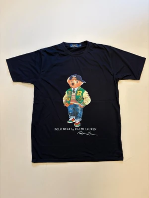 Ralph lauren polo bear t-shirt - Marinblå Ralph Lauren Polo bear t shirt //  Mycket bra skick helt oanvänd //  Storlek XL //  Mått  Längd 73cm  Axelbredd 45cm  Bredd under armhålorna 52cm  Skriv vid minsta fråga eller fundering🤝