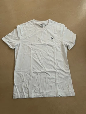 Ralph lauren T-shirt vit storlek medium  - Ny Ralph Lauren t-shirt med klassisk passform. Perfekt basplagg till sommaren.  Oanvänd Väldigt populär modell Enkel att matcha  Skickas snabbt 📦 Rabatt vid köp av flera.
