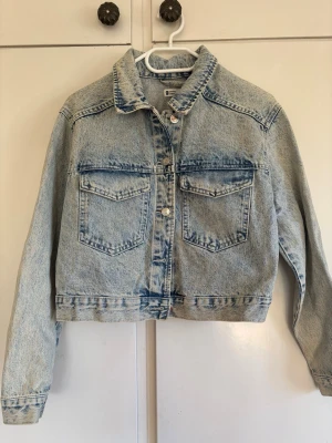 Jeansjacka  - Från Gina tricot i storlek S, knappt använd 