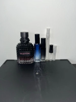 Valentino born in Roma edp intense—Sample, pris i beskrivningen  - Pris:1ml:17kr 2ml:34kr 3ml:51kr 5ml:85kr 10ml:160kr 20ml:310kr. Valentino born in Roma intense—Sample. Prova doften innan du köper!! Valentino born in Roma är en unik doft med noter som vanilj och lavender. Perfekt för vintern eller sena kvällar! 