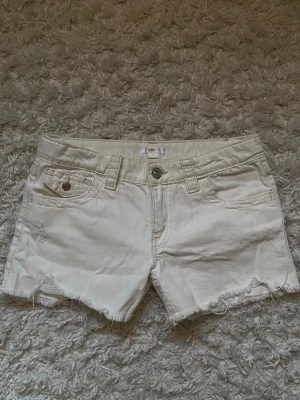 Shorts - Fina vita shorts i ny skick som tyvärr inte passar mig💕