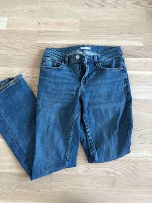 Blå jeans från Perfect Jeans -  blå jeans från Gina bootcut lågmidjade. Har slitage lägst ner.