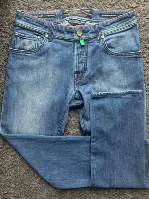 Jacob Cohën Limited Edition - Jacob Cohën J622 Limited Edition i en riktigt snygg tvätt. Handgjorda i Italien med detaljer i toppklass, numrerad utgåva.  🧵 JC J622 Limited  📏Storlekslapp bortklippt men uppskattningsvis strl 30.  🧩 98% bomull, 2% elastan  📐 Mått: Midja: 36,5 cm Längd: 91,5 cm Benslut: 17 cm Lår: 25 cm  ✅ 9/10 – Mycket fint skick på denim och allt, en del av JC loggan på patchen har gått bort vilket är det enda som inte gör dessa till 10/10.  Perfekt för stilmedvetna!  💰 Nypris: 7000 kr  ‼️Skickas Snabbt‼️