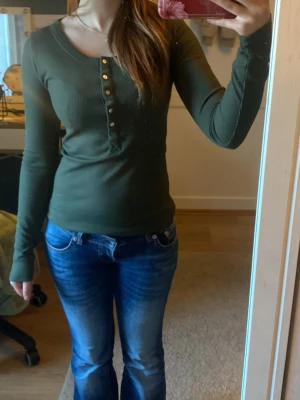 Ribbad långärmad tröja  - Snygg olivgrön långärmad topp ifrån Hunkemöller i storlek XS. Använd några enstaka gånger. 