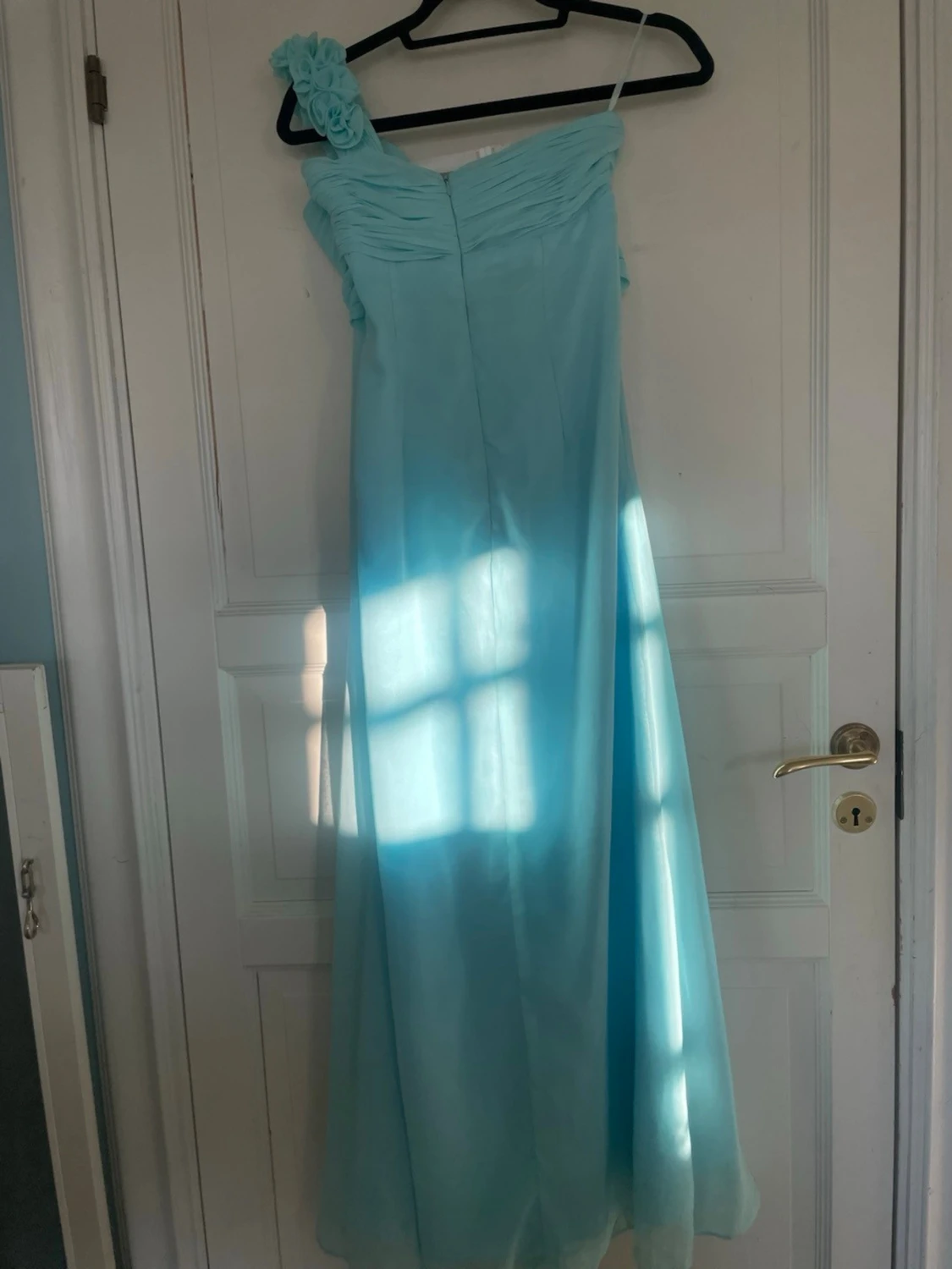 Ljusblå balklänning med oneshoulder - 2