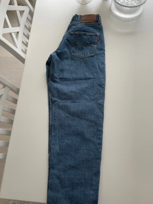 Creem jeans - Säljer ett par klassiska blå jeans från Creem Original Jeans. Tillverkade i slitstark denim med kontrastsömmar. Jeansen är nya och har slitningar där bak längst ner på benen. W28 L32