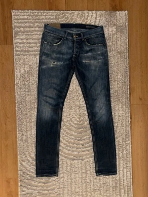 Dondup Jeans - Säljer nu mina Dondup George som är storlek 32, de har en del lagade slitningar som är snygga och passformen är slim/straight.