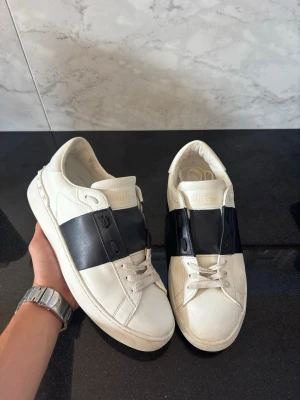 Valentino open - Ett par riktigt snygga valentino open skor som passar extremt bra till sommaren. Skicka 9.9\10 Använd fåtal gånger Skriv vid funderingar😁