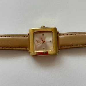 Guldig klocka  - Guldig klocka för 5kr eftersom lädret på bandet är tyvärr slitet, men banden kan man ju byta ut💕 