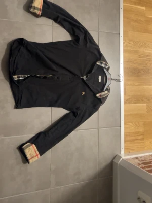 Svart burrbery brit skjorta  - Svart burrbery brit skjorta. Riktig! Ny pris kan vara flera tusen beroende på Vart du köper, här 799! Storlek M passar S. 