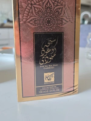 ✨ Sab’ha Wa Oud Cambodi – exklusiv parfym ✨ - En kraftfull och lyxig oud-doft från Dubai som verkligen sticker ut. Perfekt för dig som gillar djupa, varma och orientaliska toner. Elegant och exklusiv känsla – både doften och designen. 🌙 Ny i plast (oöppnad) 🌙 Stark & långvarig 🌙 Perfekt för kväll & speciella tillfällen Noter: Topp: Kryddiga toner Hjärta: Oud, rökiga inslag Bas: Amber, mysk, trä #parfym #oud #dubai #lyx #doft