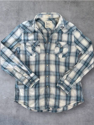 Vintage Flannel Skjorta - Sjukt snygg flannel skjorta med knappar, väldigt bra skick. Pris kan diskuteras 😊