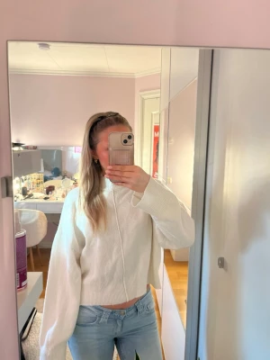 Vit stickad tröja - Asfin vit stickad tröja som tyvärr inte kommer till användning🩷 sparsamt använd 