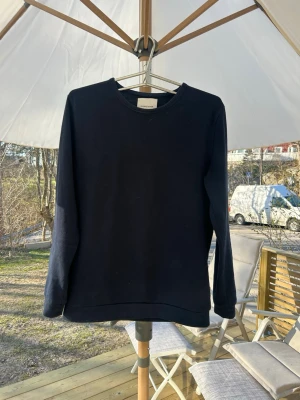Mörkblå sweatshirt från samsøe  - Sweatshirt från samsøe, slim passform.