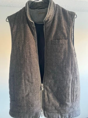 Stenströms väst - Stilren grå väst från stenströms med vaddering och hög krage. Materialet är mjukt och ger en klassisk look, perfekt att slänga över en hoodie eller tröja. Riktigt bra skick! Priset är alltid förhandlingsbart ☺️ Allt gott.