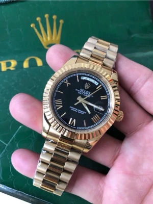 Herrklocka - Helt ny och oanvända klocka med automatiskt rörelse. Klockan har korrekt vikt och är tillverkad i samma högkvalitiva stål. Tveka inte att höra av er vid frågor eller bilder. Endast klockan ingår i priset. Om ni är intresserade av box eller box tillsammans med certifikat, vänligen kontakta oss så kan vi diskutera ett pris