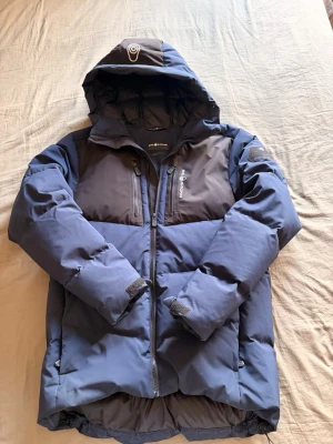 Sail racing Vinterjacka - Säljer denna snygga vinterjacka, inga defekter på den. Den är i storlek M men sitter mycket mer som en L.