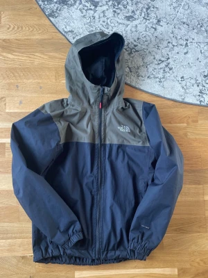 North face jacka  - Fin vindjacka i storlek S. Inga skavanker. Sitter ny dragkedja på som funkar väldigt bra 