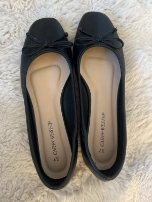 Svarta ballerinaskor Carin Wester - Säljer de här svarta jätte fina ballerina skorna från Carin Wester i 37. Har inte använts ute nått. 