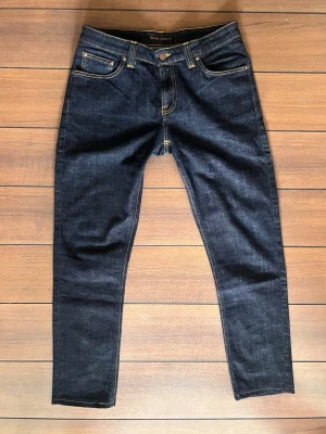 Nudie 31/30 - Säljer ett par snygga nudie jeans i utmärkt skick utan skador eller några defekter! :) Dem har en slim passform. Storlek 31/32 men passar mer som 30 i längd. Tveka inte at höra av dig vid frågor! Kolla in min profil för fler snygga plagg
