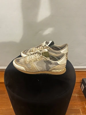 Valentino Rockrunners - Säljer mina rockrunners då jag är sugen på att köpa nytt. Som man ser är de rätt smutsiga nu och fått något svart streck över tån, men är man intresserad kan jag tvätta dom, Annars bra skick och mycket kvar att ge. Hör av er vid frågor eller funderingar.