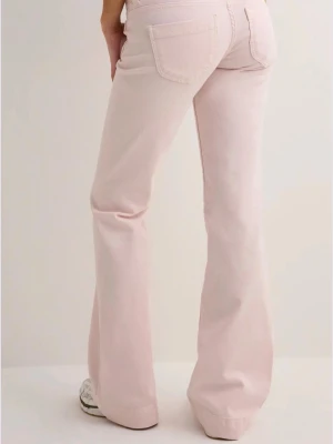 Ljusrosa bootcut jeans  - Helt nya med prislapp kvar! Nypris 599! Innerbenslöngd: 84
