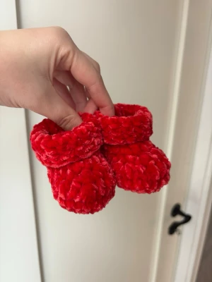 Virkade bebisskor  - Super söta virkade bebisskor i rött - passar nyfödda och upp till 6 månader ❤️