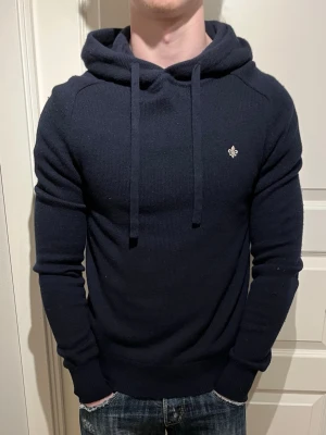 Morris merinoull hoodie  - Säljer ett riktigt skön Morris hoodie i merinoull! | Mycket fint skick lite nopprig som merino tröjor kan bli men kan få bort det mesta! | Etiktten säger XS men den passar mycket större, jag på bild är 178cm och 68kg! Sätter den därför som en S. | Ställ gärna frågor innan du köper!