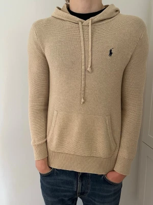 Ralph Lauren stickad hoodie - Ralph Lauren stickad hoodie i riktigt bra skick. Storlek XS men passar S. Denna tröja går ej att köpa längre.