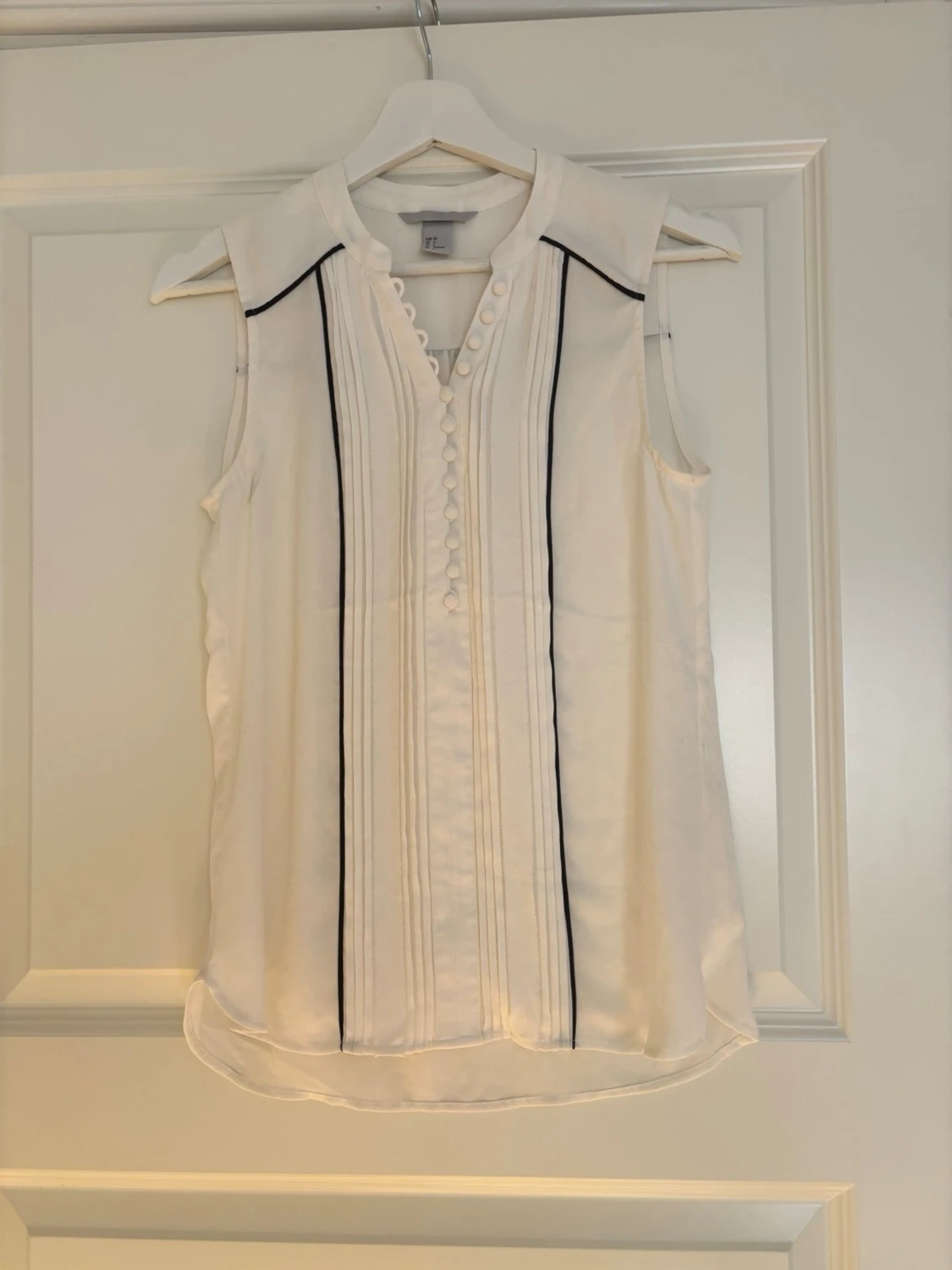 Vit ärmlös blus med svarta detaljer