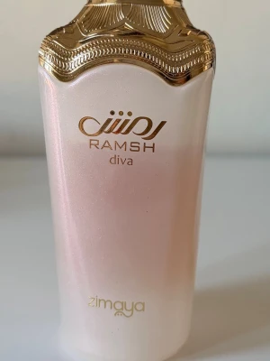 Ramsh Diva parfym från Zimaya - Ramsh Diva Eau de Parfum från Zimaya, underbar för dig som gillar exklusiva dofter och snygga flaskor på sminkbordet. Uppskattningsvis 75% kvar av 100ml.Ärliga och snabba affärer uppskattas:)