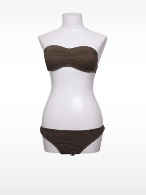 Brun bandeau bikini med struktur - Snygg brun bandeau bikini med strukturerat tyg och enkel design. Överdelen är axelbandslös och har en smidig knäppning i ryggen. Underdelen är klassisk med låg midja. Perfekt för strandhäng och soliga dagar.
