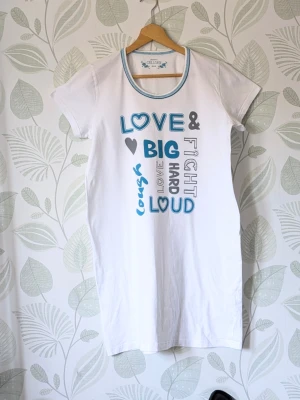 Nattlinne Cellbes Storlek 38/40 (36-38) - - Superskön mjuk och elastisk pyjamas.  - Storlek 38/40 men rekommenderar den till en 38 eller större 36 om man vill ha lite utrymme i den..  - Oanvänd.  - Jag kan ha missat någon miniskavank men jag har försökt att granska så gott det går.