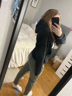 Svart hoodie från Addidas  - En svart hoodie med huva. Klassisk modell med långa ärmar och snören i huvan. Perfekt för en avslappnad stil och enkel att matcha med andra plagg. Materialet ser ut att vara mjukt och bekvämt, troligen bomull eller bomullsblandning. Det är super skönt och bra att ha på, perfekt till allt. Egentligen en tränings hoodie men funkar bra till allt! Super snygg passform och normal i storlek, finns bra stretch i den och huvan är stor och snygg. Säljer även byxorna och träningstightsen! 