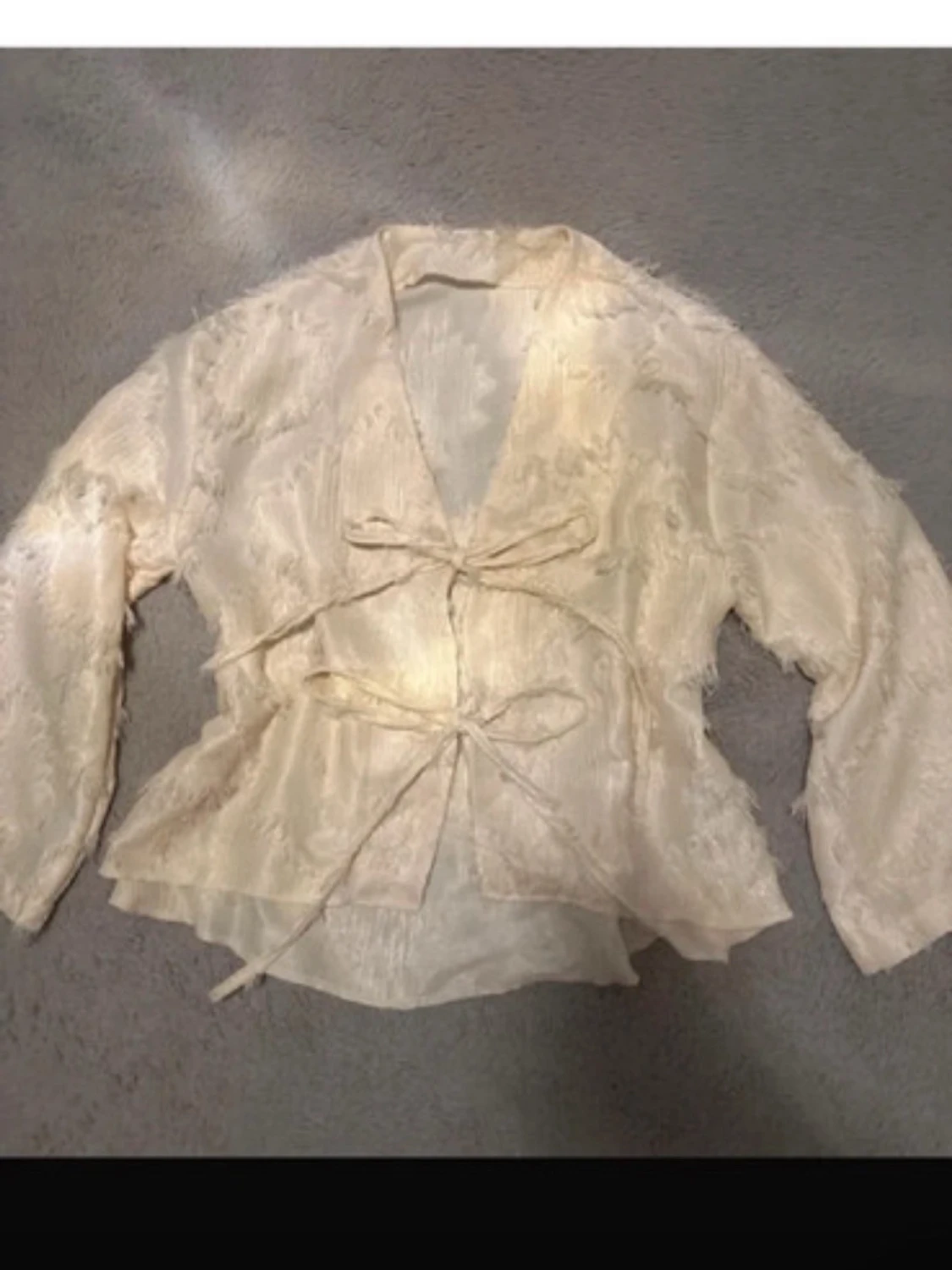 Krämvit omlottblus med knytband